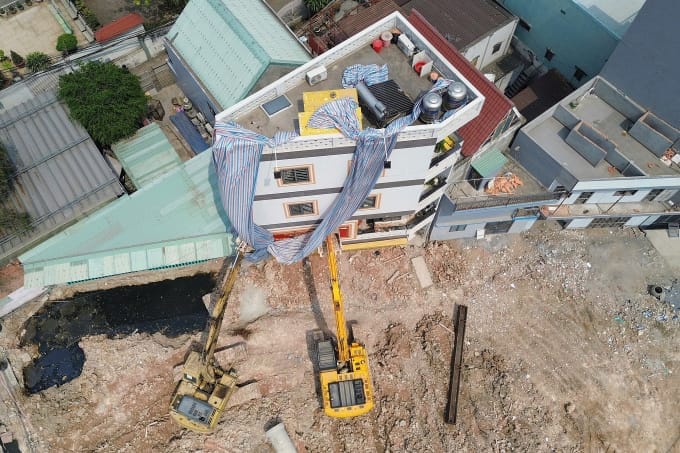Tháo dỡ hai tầng căn nhà nghiêng ở Vành đai 3 TP HCM