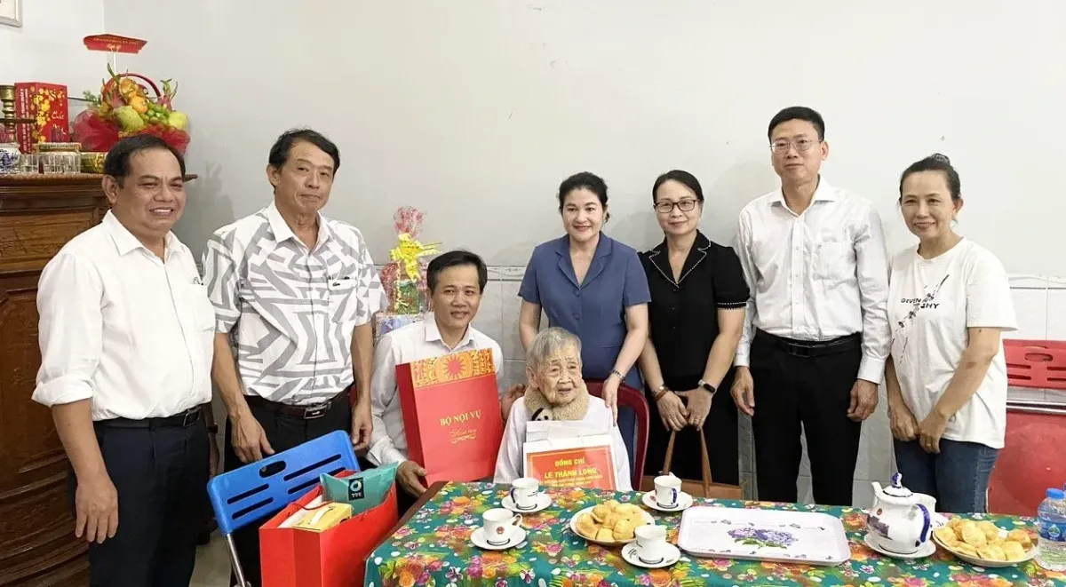 Đoàn lãnh đạo Trung ương thăm, tặng quà người có công với cách mạng