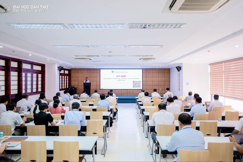 Kỳ họp Hội đồng Khoa học và Đào tạo Trường Đại học Cần Thơ mở rộng năm 2025