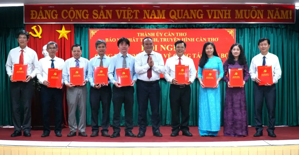 Thành lập và bổ nhiệm cán bộ lãnh đạo 13 phòng chuyên môn của Báo và Phát thanh, Truyền hình Cần Thơ