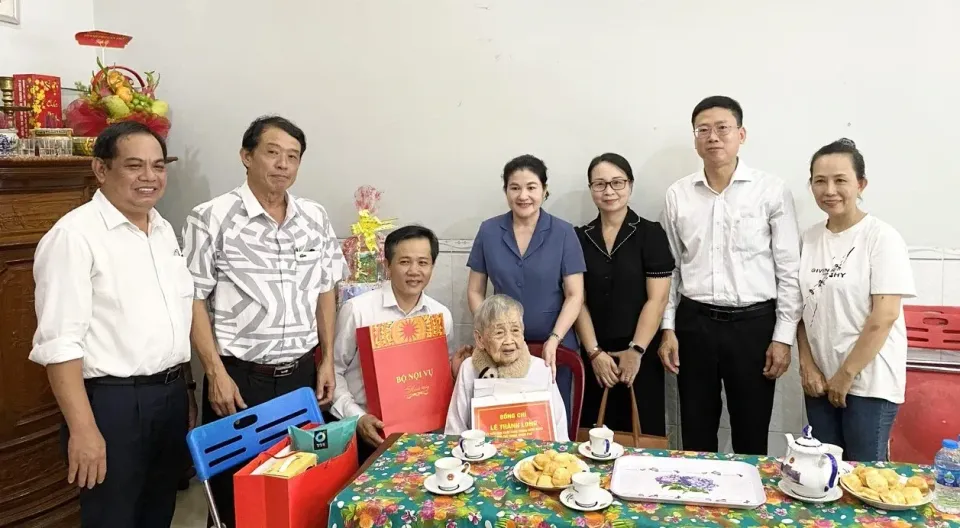 Đoàn lãnh đạo Trung ương thăm, tặng quà người có công với cách mạng