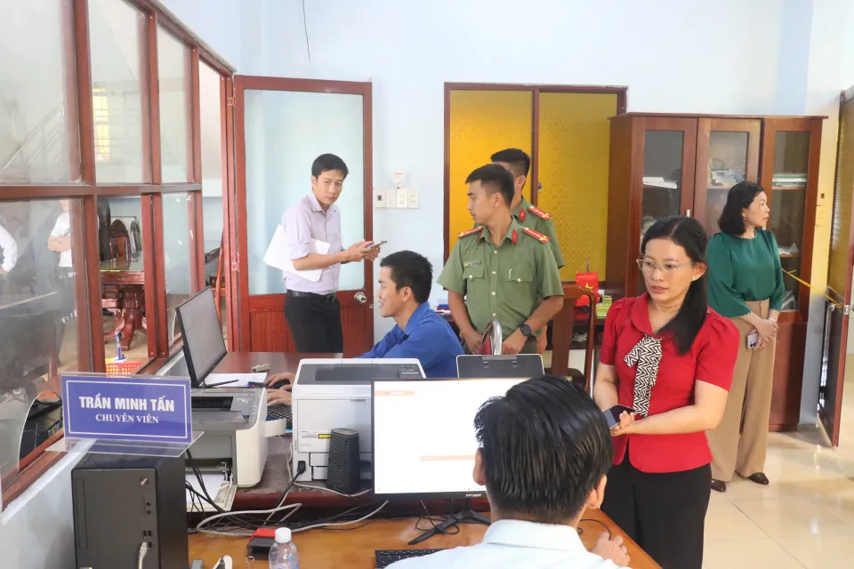Chủ tịch UBND TP Cần Thơ chỉ đạo rà soát, bố trí đầy đủ nhân lực cho các Trung tâm Phục vụ hành chính công
