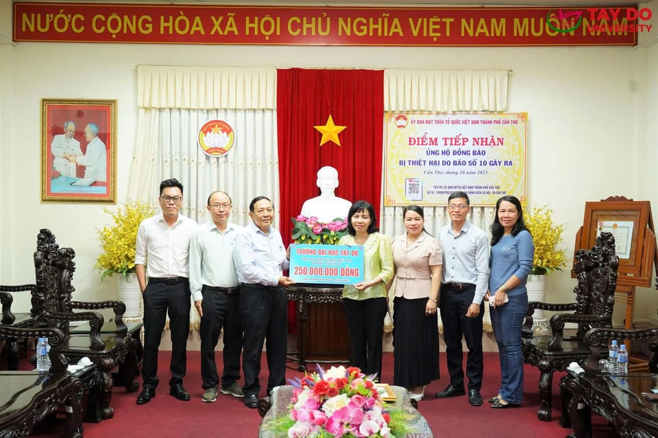Trường Đại học Tây Đô trao tặng 250 triệu đồng ủng hộ đồng bào bị thiệt hại do bão, lũ